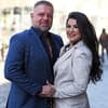 Iris Klein und Stefan Braun posieren Arm in Arm und lächeln
