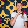 Jule Brand hält sich den Mittelfinger vor dem Mund
