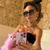 Kate Beckinsale mit Sonnenbrille und pinker Katze