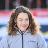 Laura Dahlmeier schaut zur Seite und lächelt