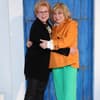 Peggy March und Mary Roos umarmen sich