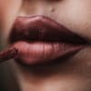 Frau trägt matte Lippenfarbe auf