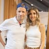 Oliver Pocher und Cathy Hummels stehen eng nebeneinander