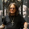 Ozzy Osbourne sitzt lächelnd auf einem Thron