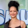 Rihanna strahlt bei den Schlümpfen