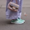 Eine Frau trägt den Sneaker "Gazelle" von Adidas