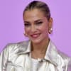 Valentina Pahde vor lila Hintergrund