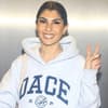 Yeliz Koc zeigt Peace-Zeichen und lacht