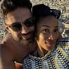 Aleks Petrovic und Vanessa Nwattu machen ein Selfie am Strand