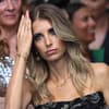Cathy Hummels guckt ernst und fasst sich ins Haar