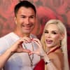 Daniela Katzenberger formt mit Lucas Cordalis ein Herz mit der Hand
