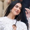 Dua Lipa lächelt zur Seite