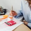 Eine Frau sitzt an ihren Finanzen