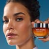 Frau mit Biotherm Creme