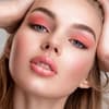 Frau mit Blush