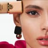 Model mit Nude Couture Foundation von Carolina Herrera
