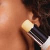 Frau mit UV-Stick