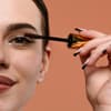 Frau mit Mascara