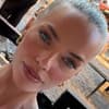 Laura MAria Rypa macht mit ernstem Blick ein Selfie