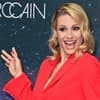 Michelle Hunziker lacht mit Zähnen zeigt Peace-Zeichen