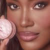 Model mit Lippenpflege