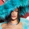 Rihanna mit Federhut