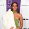  Tanja Makarić im grünen Kleid & Felljacke über der Schulter