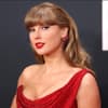 Taylor Swift schaut zur Seite
