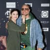 Yvonne Woelke und Eric Sindermann posieren glücklich zusammen