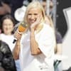 Andrea Kiewel lacht mit Hand am Mund