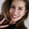 Eva Benetatou zeigt Peace-Zeichen