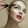 Frau tuscht Mascara