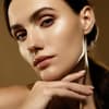 Frau mit make-up-primer