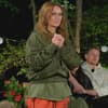 Hanka Rackwitz mit gefalteten Händen im Sommerhaus