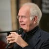 Harald Schmidt von der Seite mit einem Mikrofon in der Hand