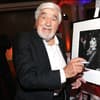 Mario Adorf gibt Autogramm
