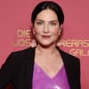 Marisa burger posiert vor roter Wand