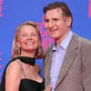 Pamela Anderson kuschelt mit Liam Neeson