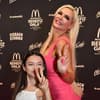 Daniela Katzenberger und Sophia Cordalis auf dem roten Teppich