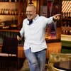 Stefan Raab tanzt, zeigt dabei mit Finger