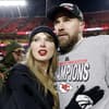 Taylor Swift kuschelt mit Travis Kelce