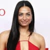 Amira Aly lächelt im roten Kleid