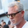 Eric Dane guckt mit Brille traurig nach unten