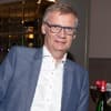Günther Jauch lehnt sich an Bar