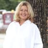 Karin Thaler am Baum von Die Rosenheim Cops