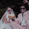 Kim Virginia Hartung und Nikola Glumac mit Hochzeitstorte