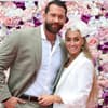 Oliver Sanne mit Freundin Jil vor Blumen