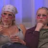 Laura Blond und Sarah-Jane Wollny sitzen bei "Promi Big Brother" nebeneinander