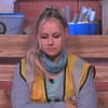 Sarah-Jane Wollny guckt bei "Promi Big Brother" im Einzelinterview traurig nach unten