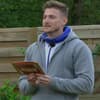 Tommy Pedroni vor Zaun im Sommerhaus der Stars